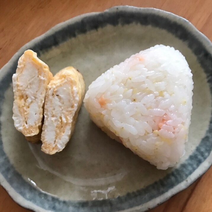 塩鮭と柚子のおむすびと卵焼きの朝ごはん